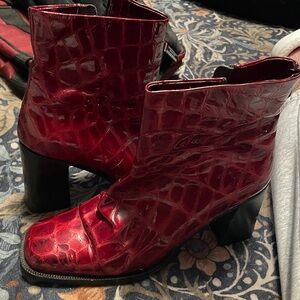 VS Red Crocodile-Embossed Leather Boots – Made in Italy